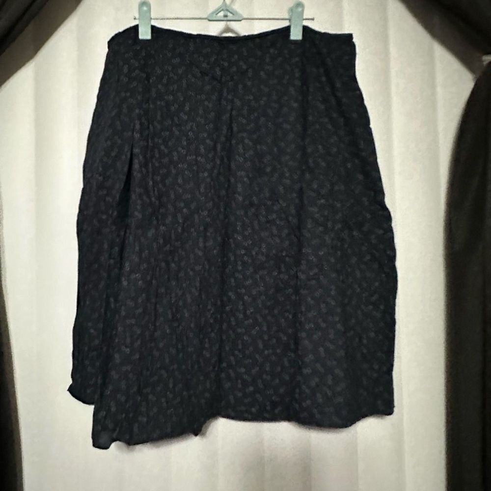 NewYork Company navy blue flowy skirt, design (small circles) side zipper